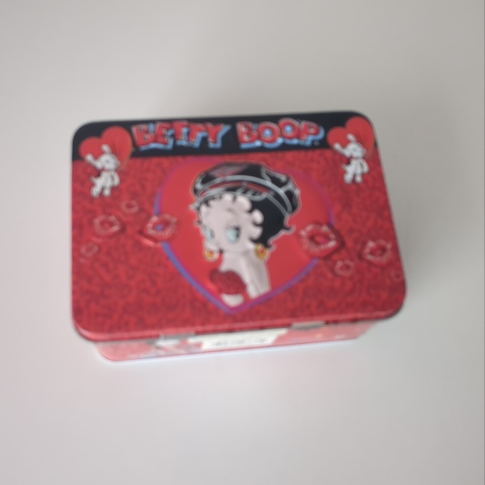Betty Boop 2005 Small Tin Box + 17 Betty Boop Magnets - Picture 2 of 10
